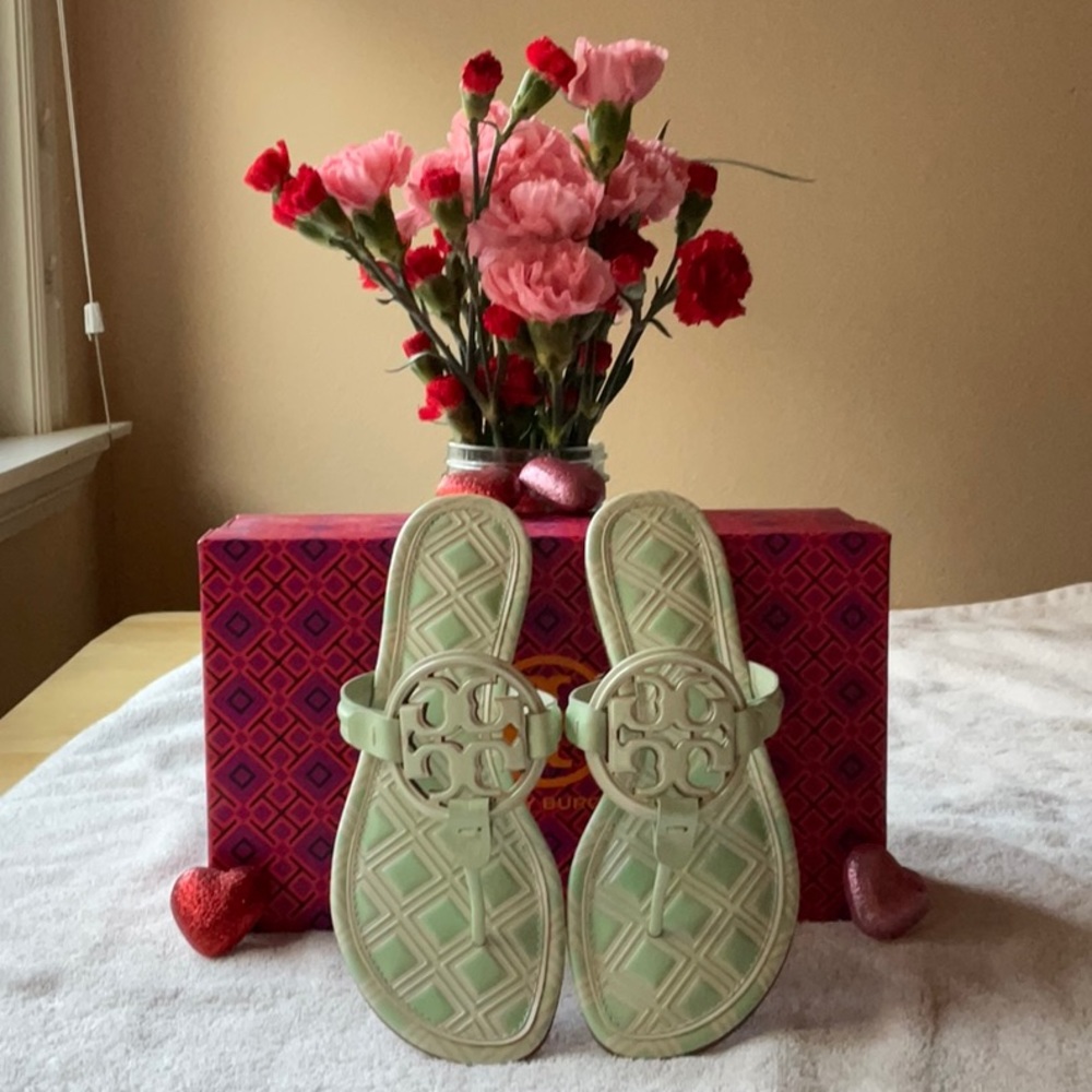 💚 TORY BURCH METAL MILLER SANDALS 💚 - Picture 7 of 16